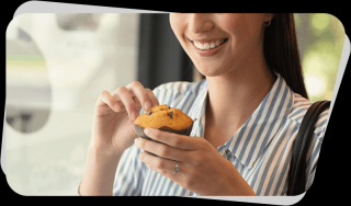 mujer comiendo muffin