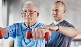 Los beneficios de la terapia física en adultos mayores